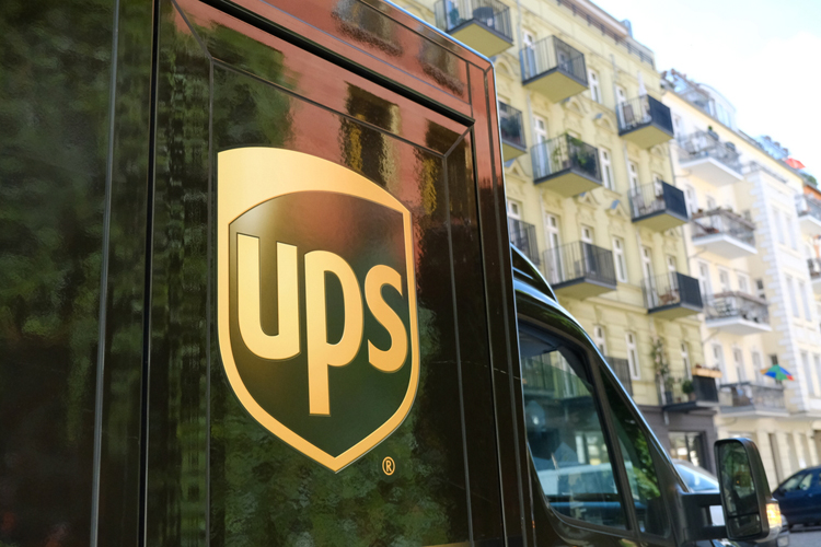 UPS en CVS voeren eerste betaalde dronebezorging van medicijnen uit