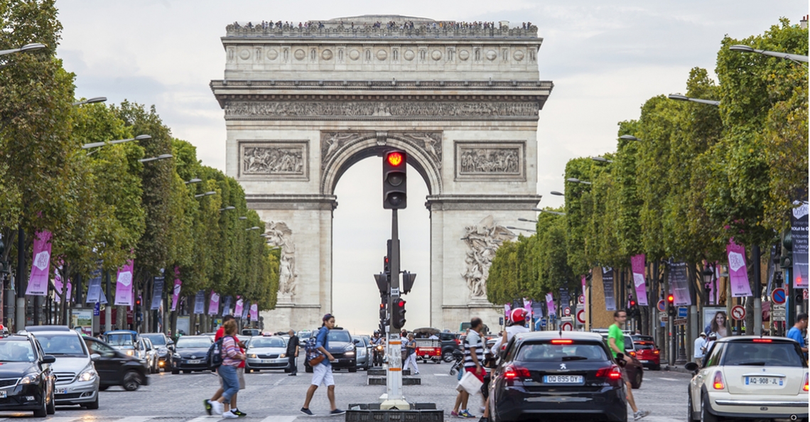 1464299792-parijs-champs-elysees-le-festival-de-drone.jpg