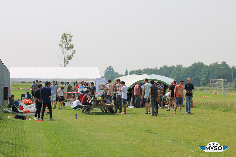 Studenten luchtvaarttechnologie InHolland testen bouwprojecten in Oosterhout